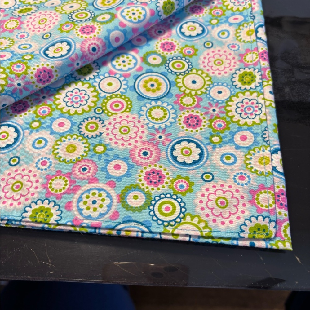 SPRING FLORAL TABLE RUNNER - Picture 3 of 4
